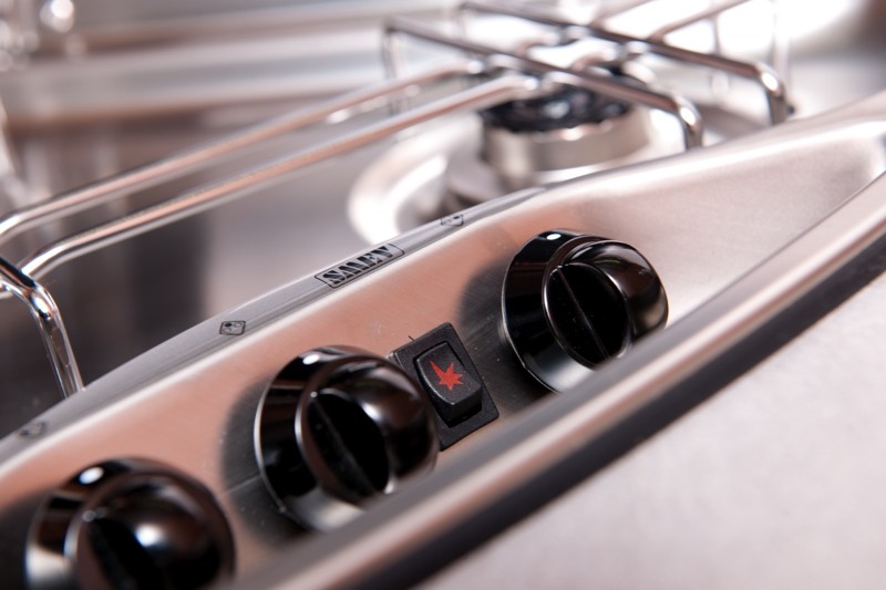 Der Dreiflammkocher hat eine elektrische Zündung.