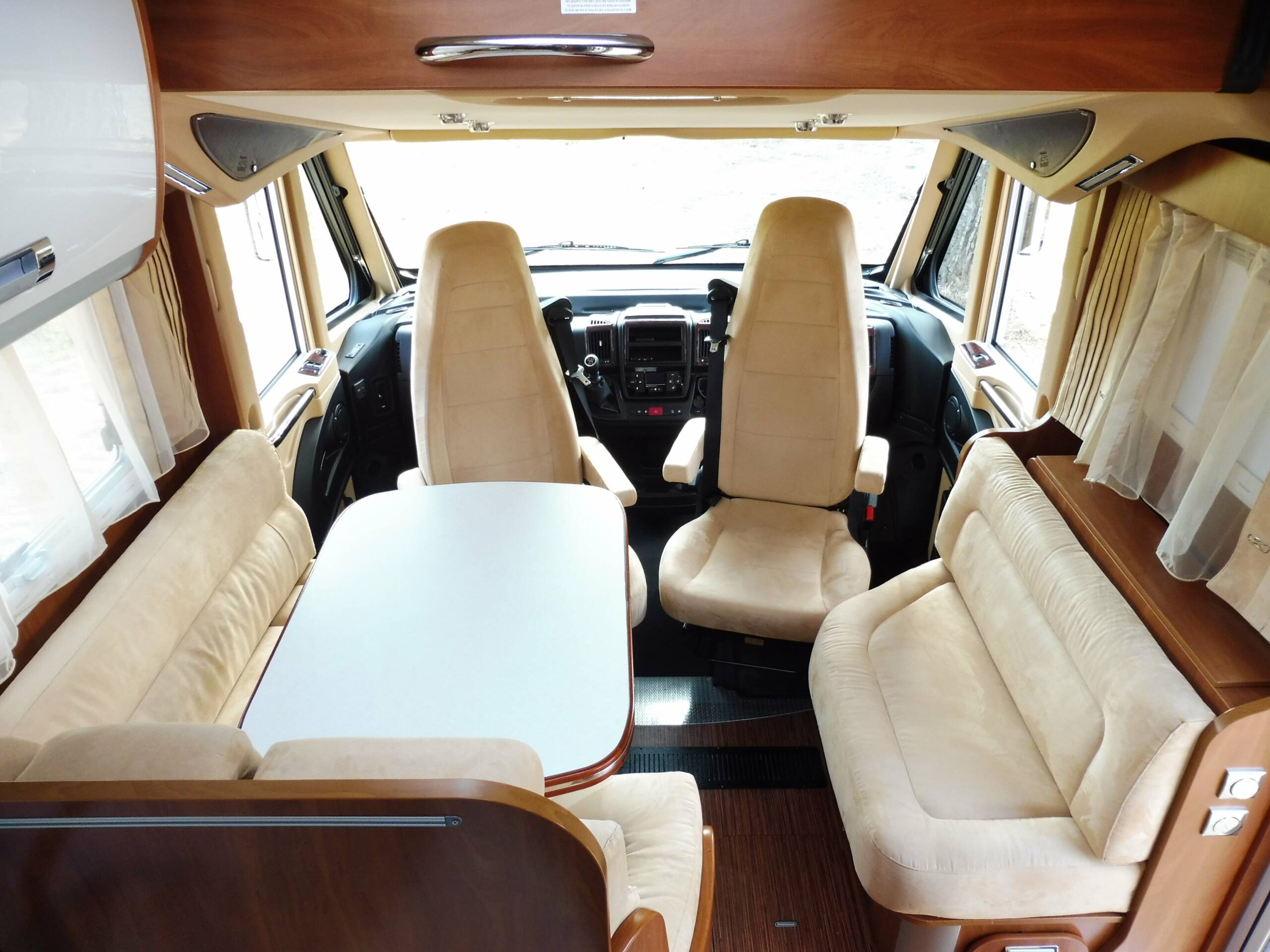 Laika hat seine Erfolgsbaureihe Kreos überarbeitet. Das Weiß der Oberklappen ist angelehnt an Carrara-Marmor, das Queensbett im 7012 elektrisch absenkbar