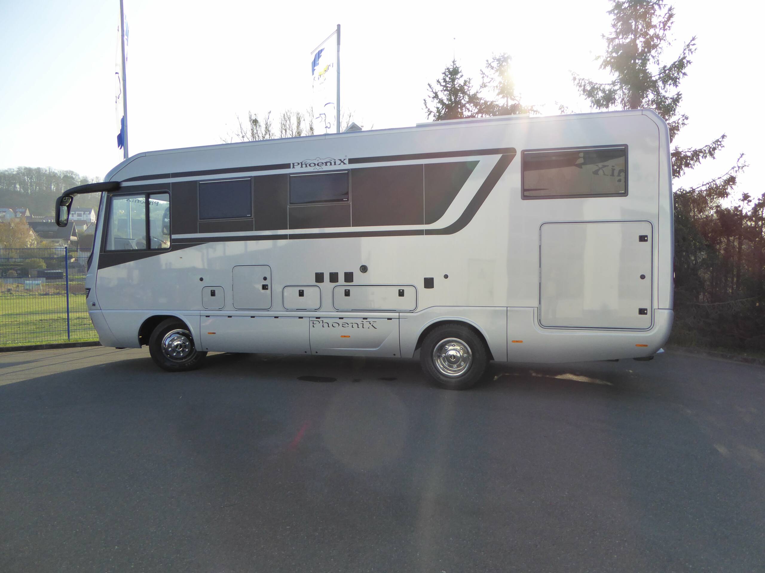 Phoenix erweitert seine Modellpalette und bietet künftig unter der Bezeichnung TopX-Klasse auch Modelle bis 15 Tonnen auf Eurocargo bzw. MAN TGM an