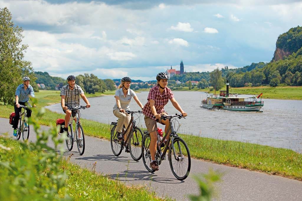 Radfahrer an der Elbe