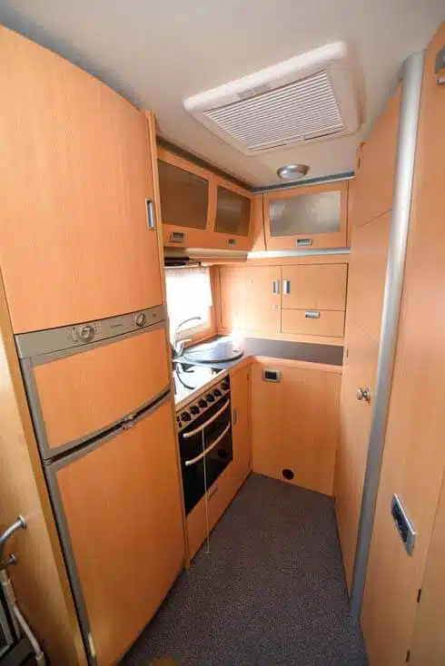 Kühlschrank und Herd im Laika Kreos