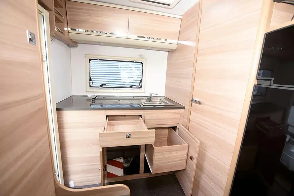 Kueche im Adria Matrix Axess M 590 SG