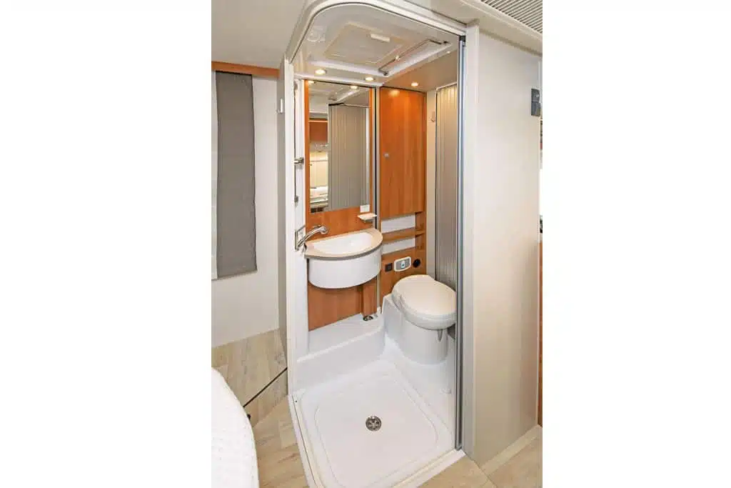 Bad im Dethleffs Trend T 6557 DBM