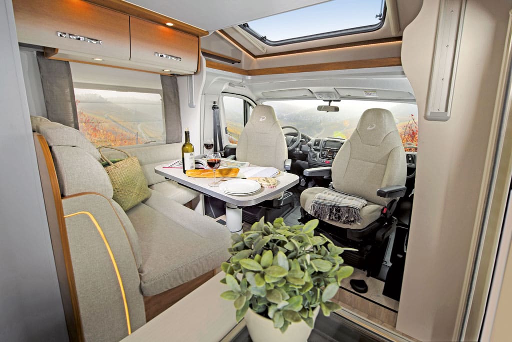 Sitzgruppe im Dethleffs Trend T 6557 DBM