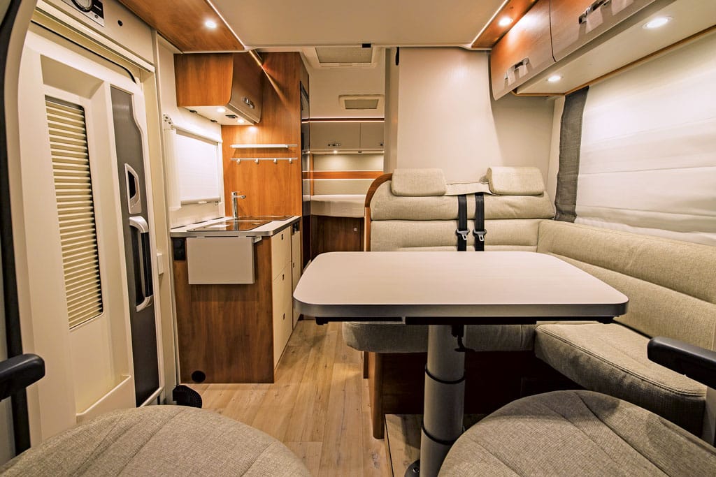 Wohnraum im Dethleffs Trend T 6557 DBM