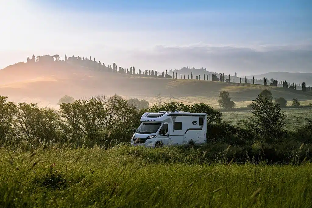 Teilintegrierte Wohnmobile bis sechs Meter Länge: Laika Ecovip 305 und Kosmo V5