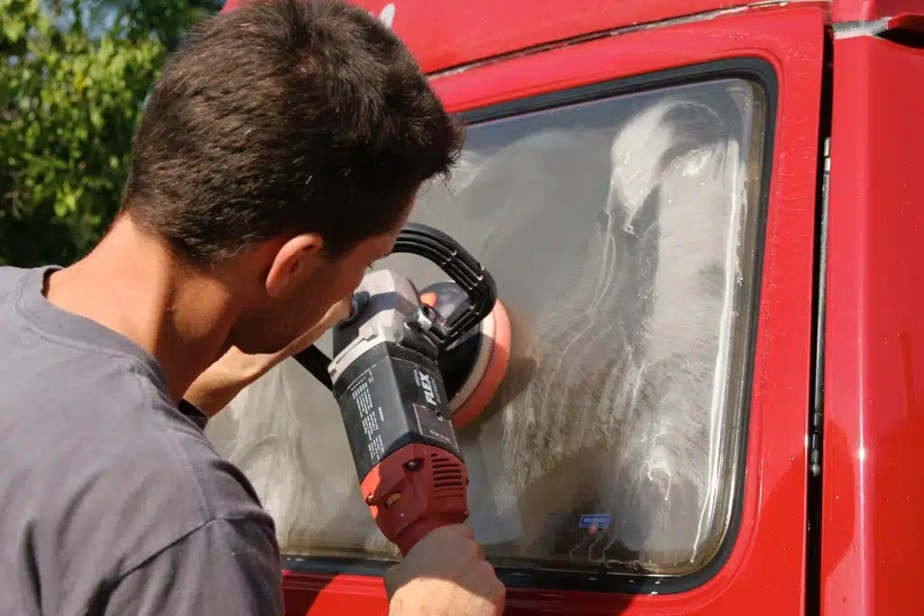 Wohnmobil oder Wohnwagen Fenster Kratzer entfernen