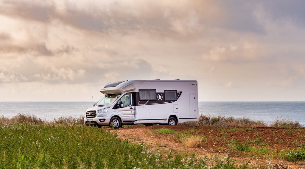 Wohnmobile mit Face-to-Face-Sitzgruppe und Heckbad: Benimar Tessoro 487
