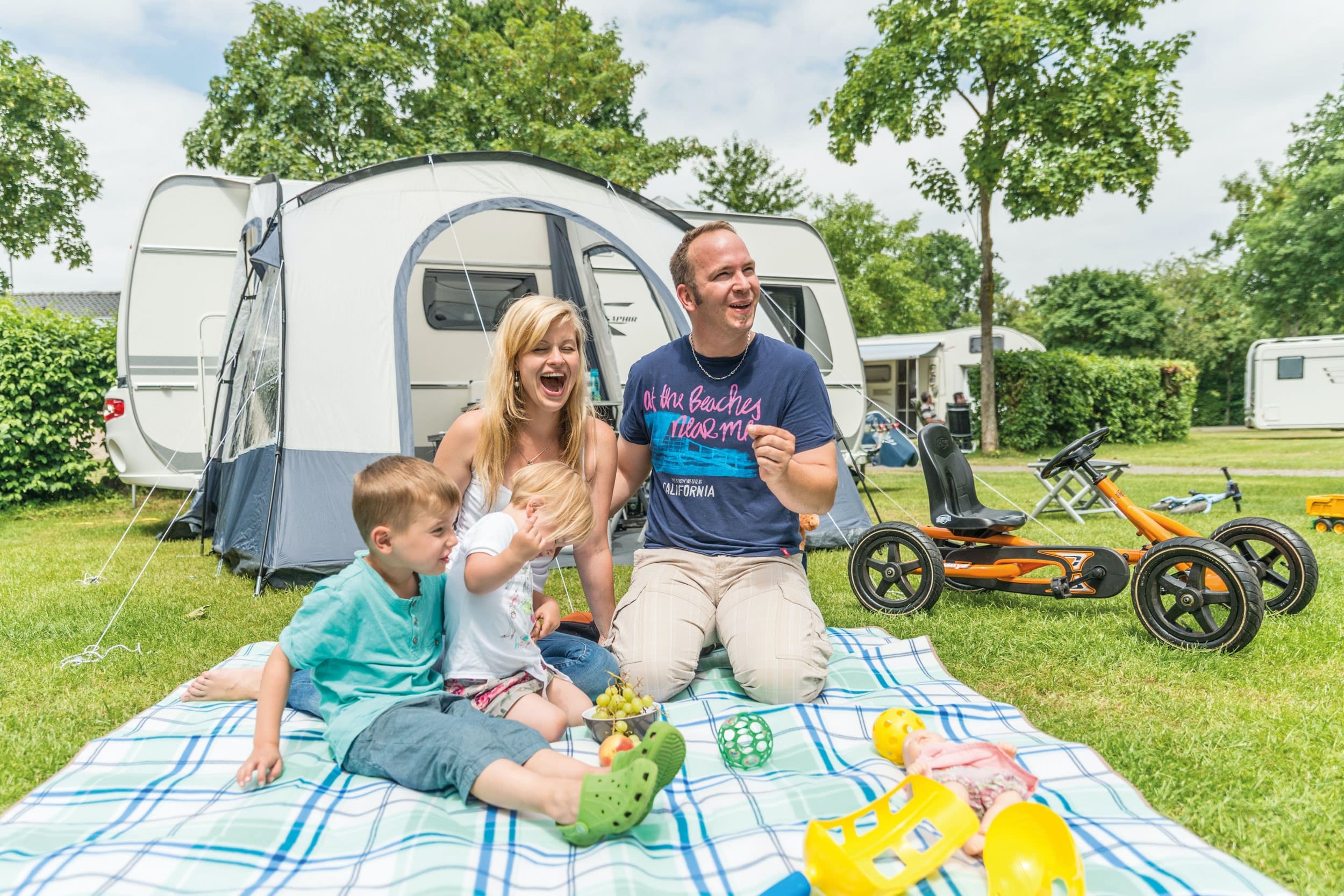 Campingplätze in Europa: Alfsee Ferien- und Erlebnispark, Deutschland. Großzügig, im historischen germanischen Stil angelegter Platz mit großem Freizeitangebot.