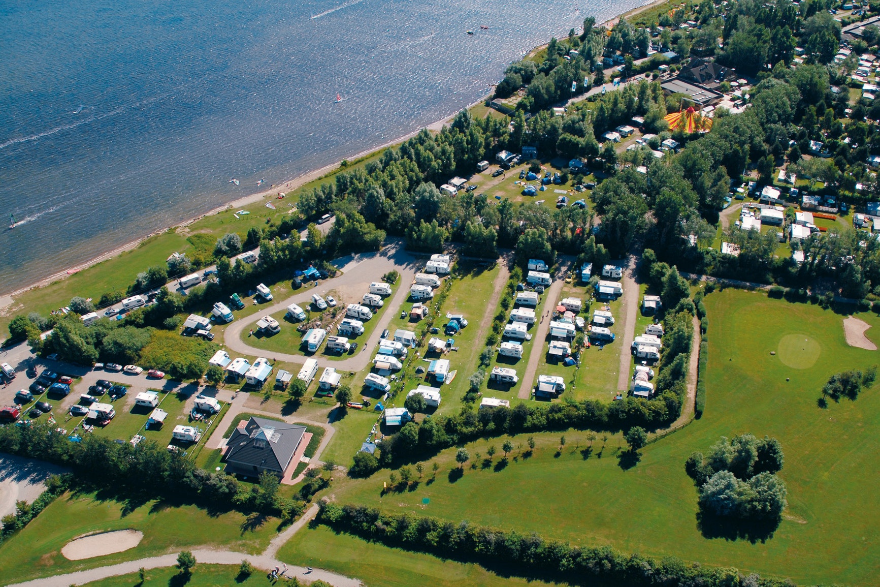Campingplätze in Europa: Camping- und Ferienpark Wulfener Hals, Deutschland. Direkt am Wulfener Hals gelegener, quirliger Urlaubsplatz mit breit gefächertem Angebot.