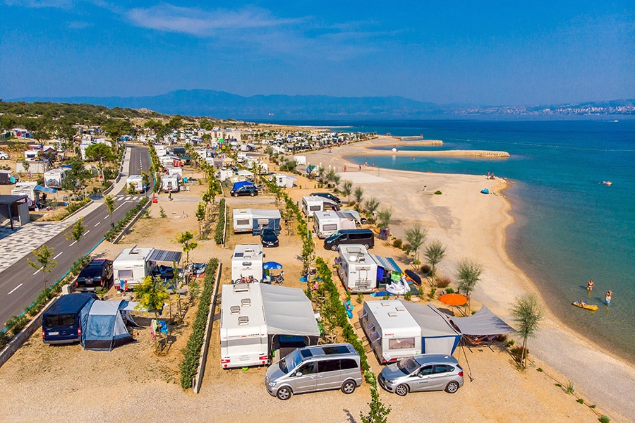 Campingplätze in Europa: Camping Omišalj, Kroatien. Diese moderne, professionell geführte Anlage erstreckt sich rund um eine schöne Badebucht und ist ein ideales Reiseziel für den anspruchsvollen Familienurlaub.