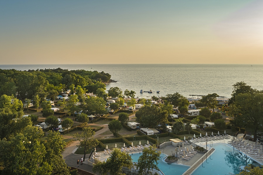 Campingplätze in Europa: Aminess Maravea Camping Resort, Kroatien. In den vergangenen Jahren konsequent zum Spitzenplatz ausgebaute Campinganlage mit außerordentlich gepflegten Standplätzen.
