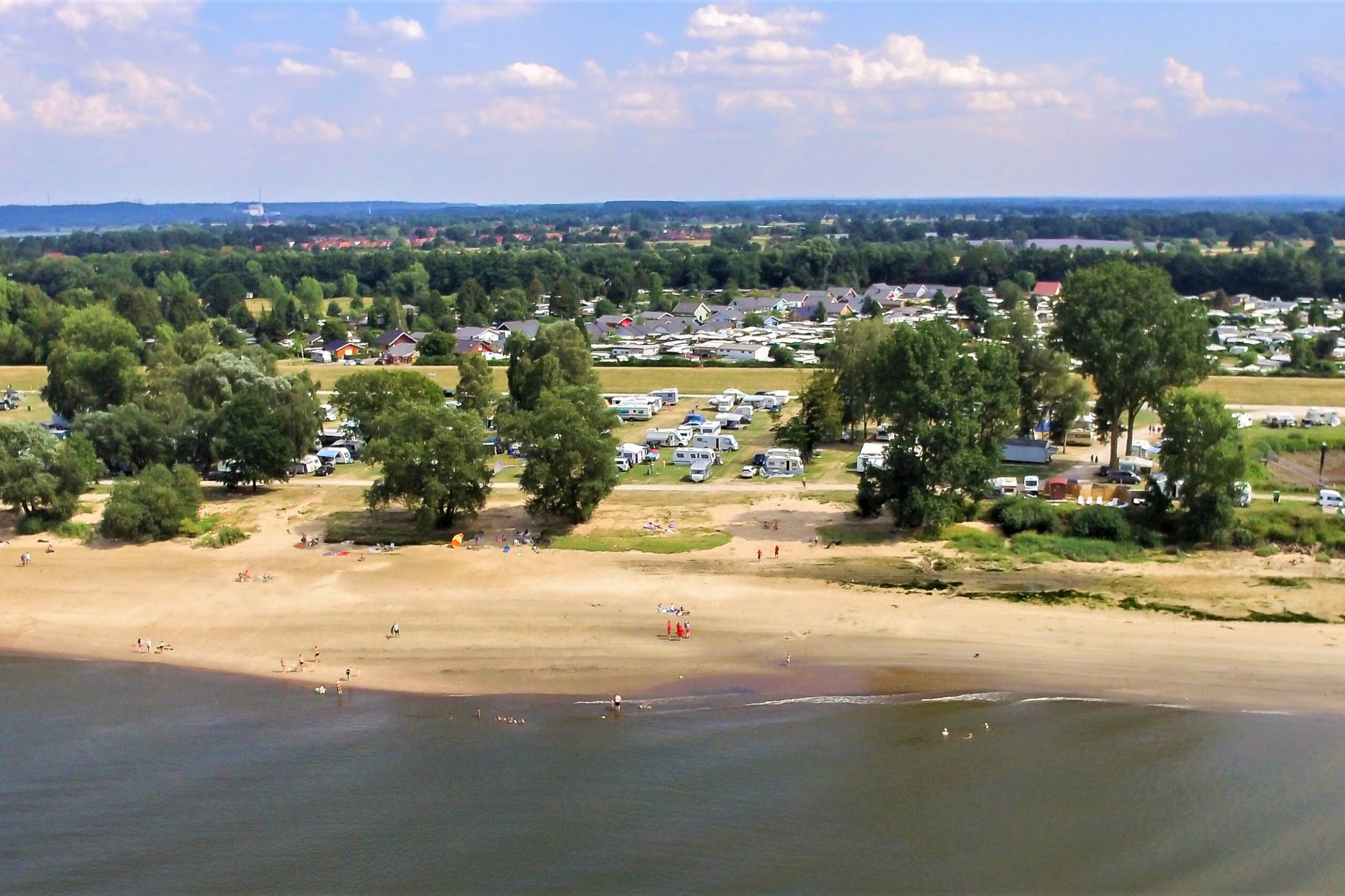 Campingplätze in Europa: Camping Stover Strand Kloodt, Deutschland. Weitläufiger, längs des Elbedeichs gelegener Platz mit breitem Angebot und guter Anbindung nach Hamburg.