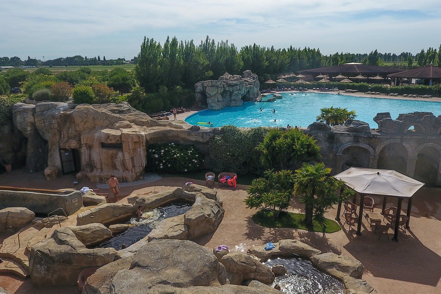 Campingplätze in Europa: Tahiti Camping & Thermae Bungalow Park, Italien. Dem Strandtrubel etwas entrückter, parkähnlicher Platz mit eigener Thermalquelle, außergewöhnlichem Wellnessangebot und ambitionierter Gastronomie.