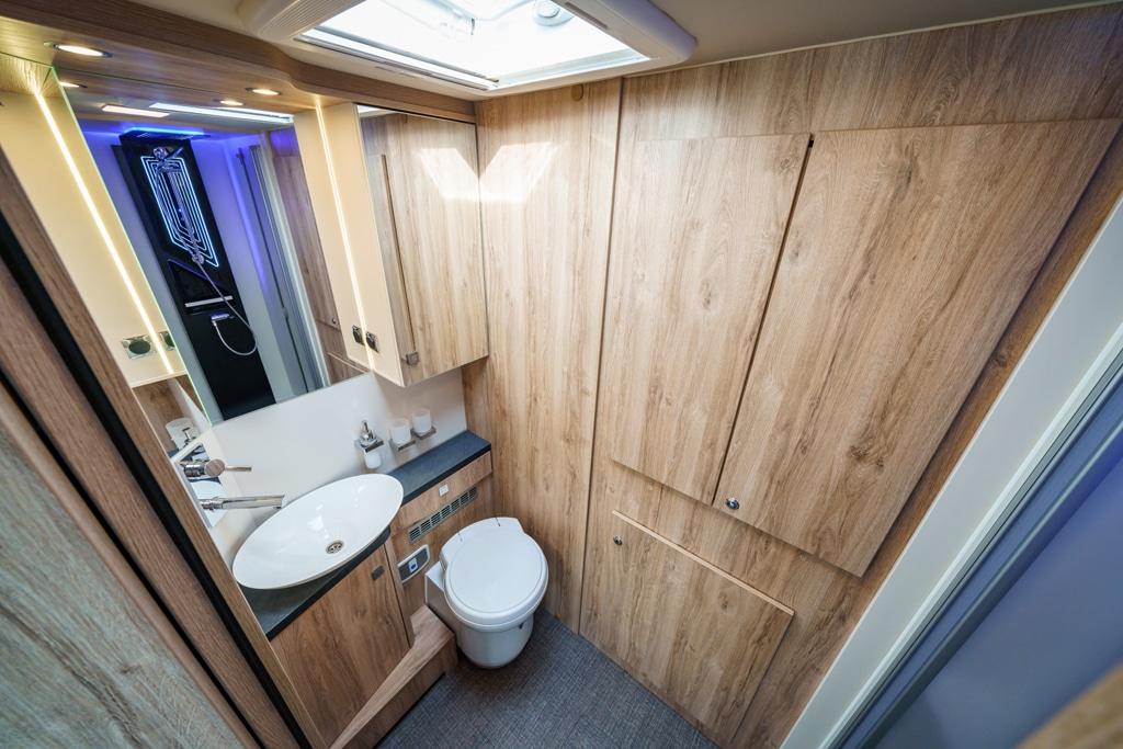 Eura Mobil Integra Line 695 LF: Heckbad