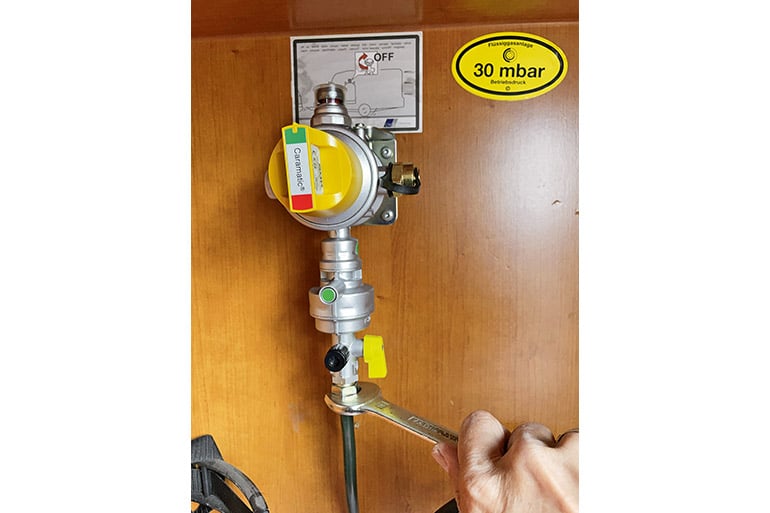 Anschluss des neuen Gasreglers an die Gaszuleitung