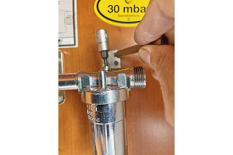 Anbringen der Gasfilter