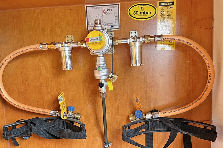 Druckschläuche an Gasfilter anschließen