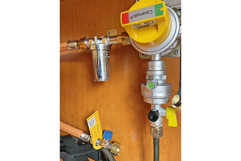 Fertige Umschaltanlage mit Crashsensor