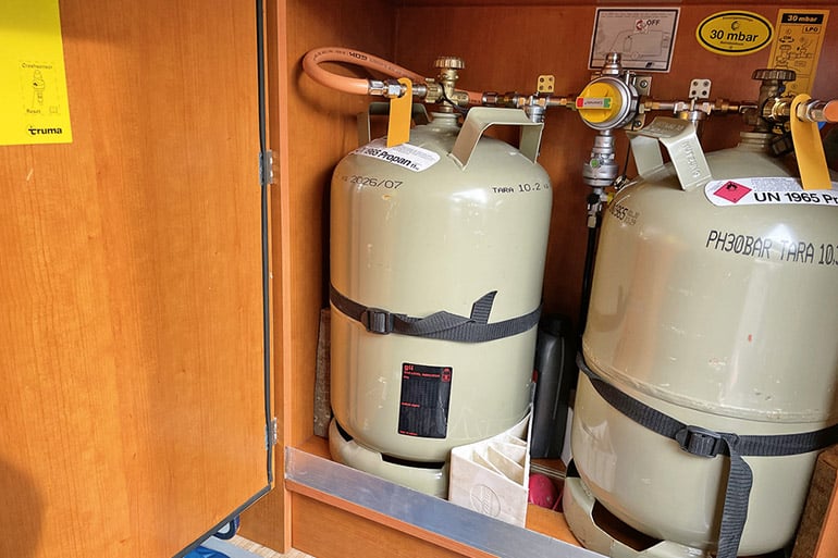 Anschlüsse mit Lecksuchspray auf Dichtigkeit prüfen