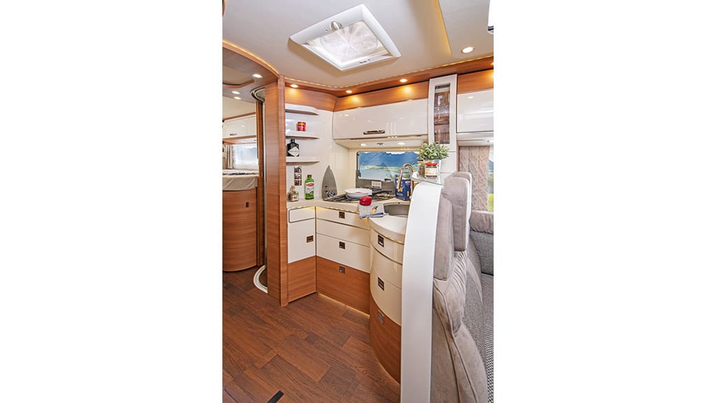 Küche im Carthago Chic C-Line T 4.9 LE