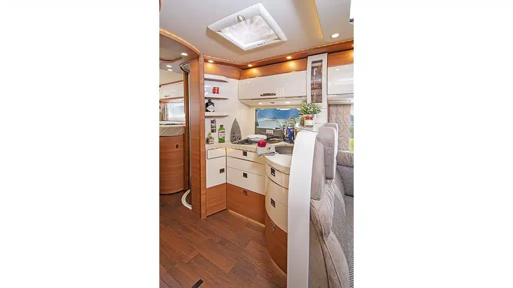 Küche im Carthago Chic C-Line T 4.9 LE