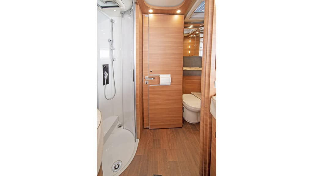 Bad im Carthago Chic C-Line T 4.9 LE