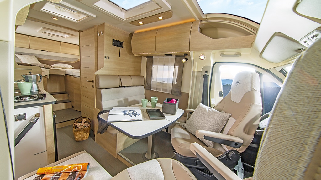 Viel Lichteinfall von oben, helle Möbel ohne störende Griffe und eine geschickte Raumaufteilung lassen im Rapido kein Gefühl der Enge aufkommen. Die Tischplatte lässt sich hälftig umklappen, verschieben und drehen.