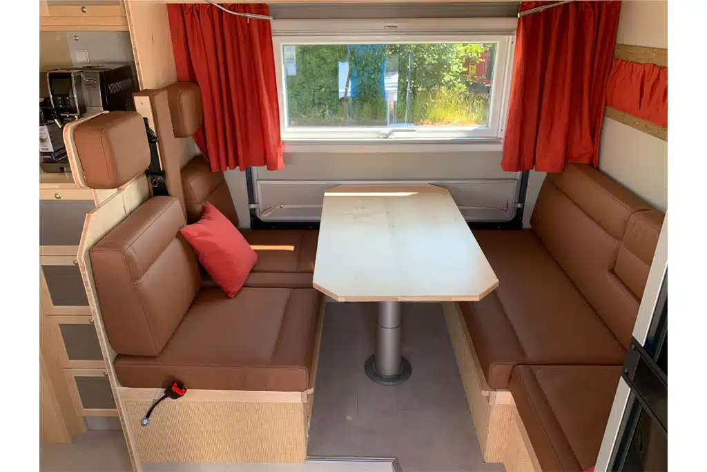 Dinette im Expeditionstruck EX 600 auf MAN TGM 18.320