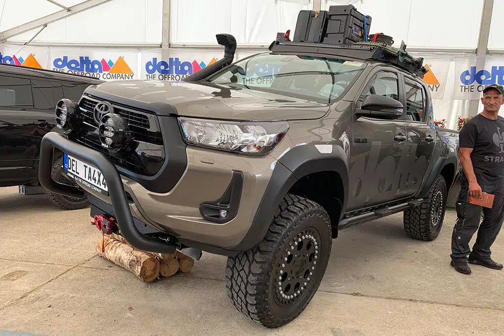 Hellbrauner Geländewagen mit 4x4-Ausrüstung von Delta 4x4