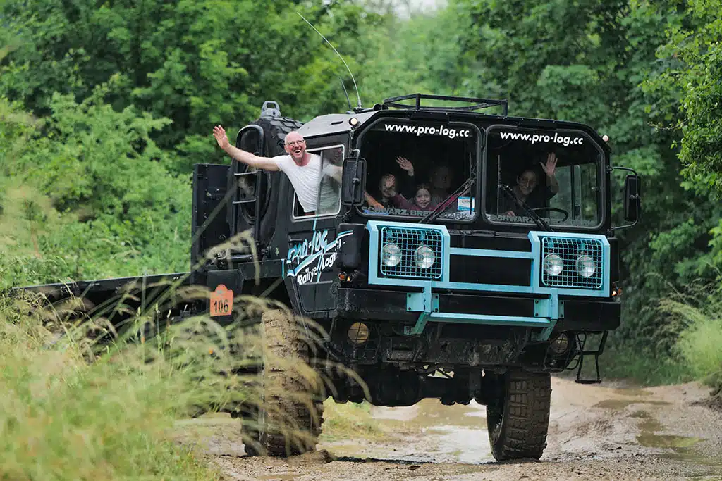 Familie im Offroad-Mobil auf Offroad-Strecke bei der Abenteuer & Allrad 2023