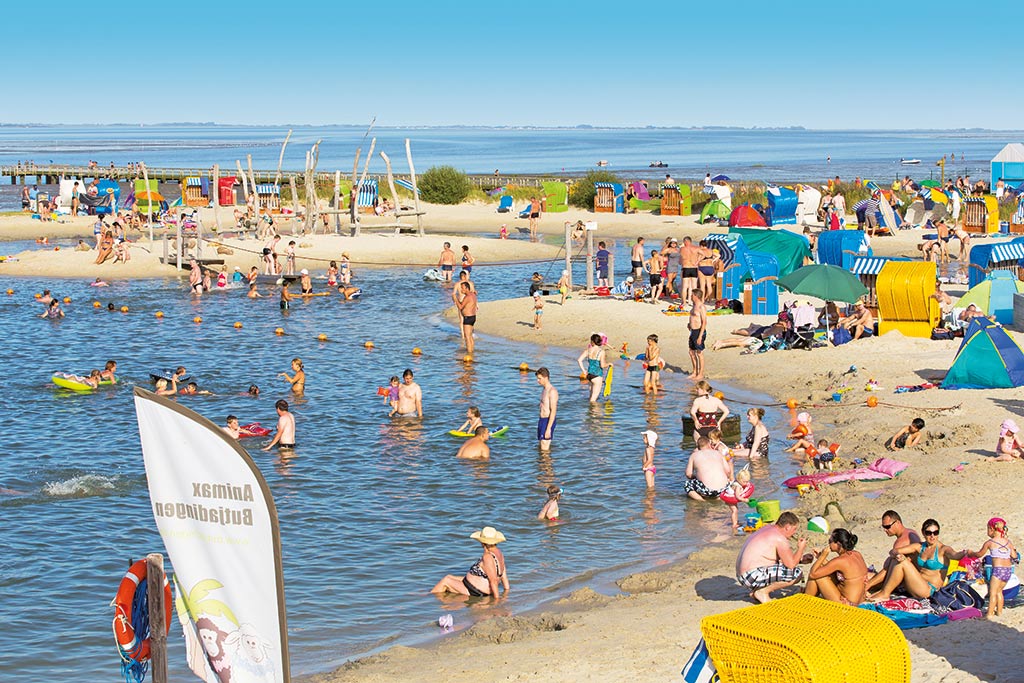 Lagune an der Nordsee mit Badenden