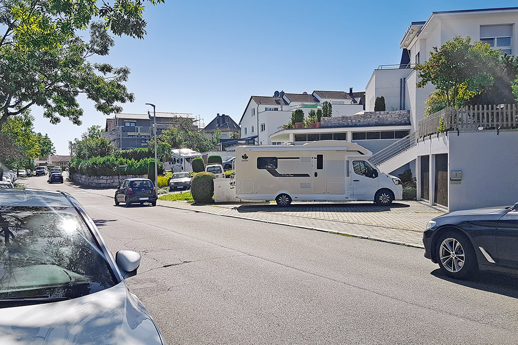 Steht das Mobil länger im Freien, bieten Carports zusätzlichen Schutz.