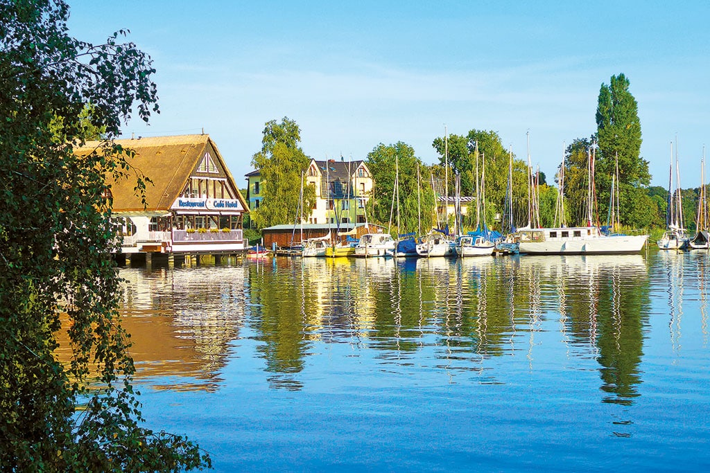 Hafen mit kleinen Booten