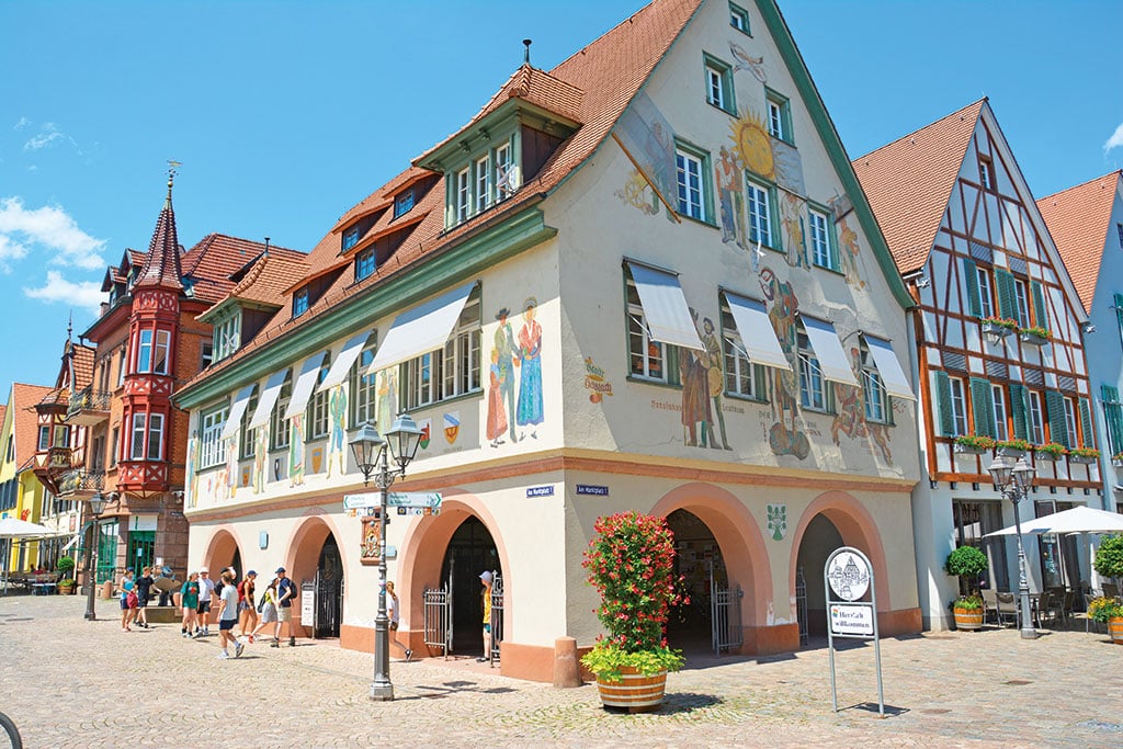 Rathaus in Haslach mit Abbildungen von Personen in Trachten auf den Fassaden