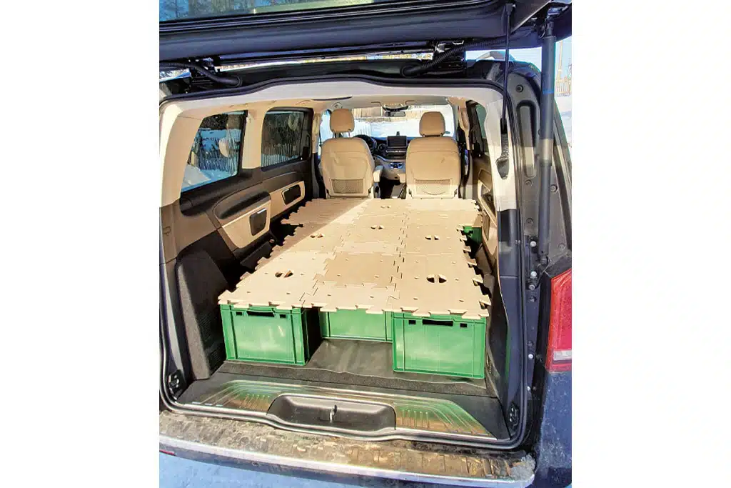 Liegefläche in einem Kastenwagen gebildet aus Euroboxen mit Holzdeckeln