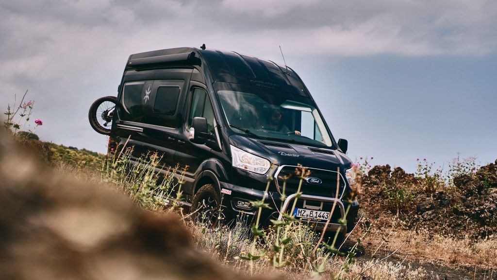 Schwarzer Kastenwagen auf abschüssigem Weg