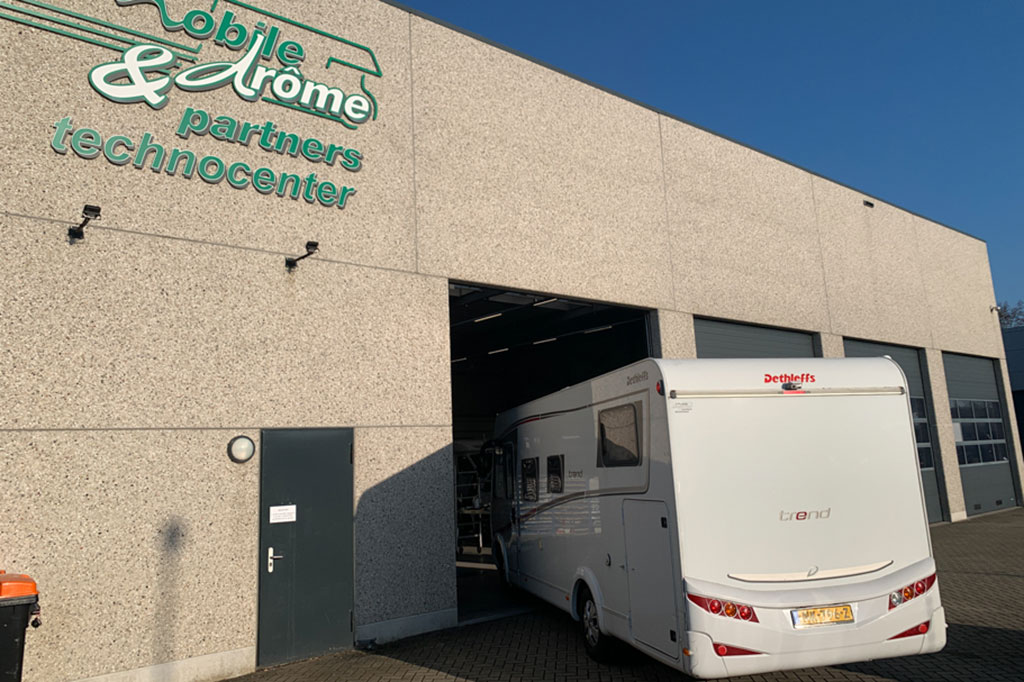 Reisemobil fährt in eine Werkstatt