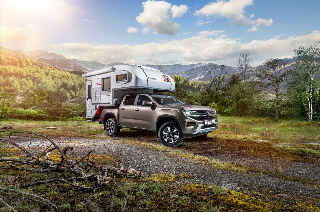 Pick-Up mit weißer Wohnkabine