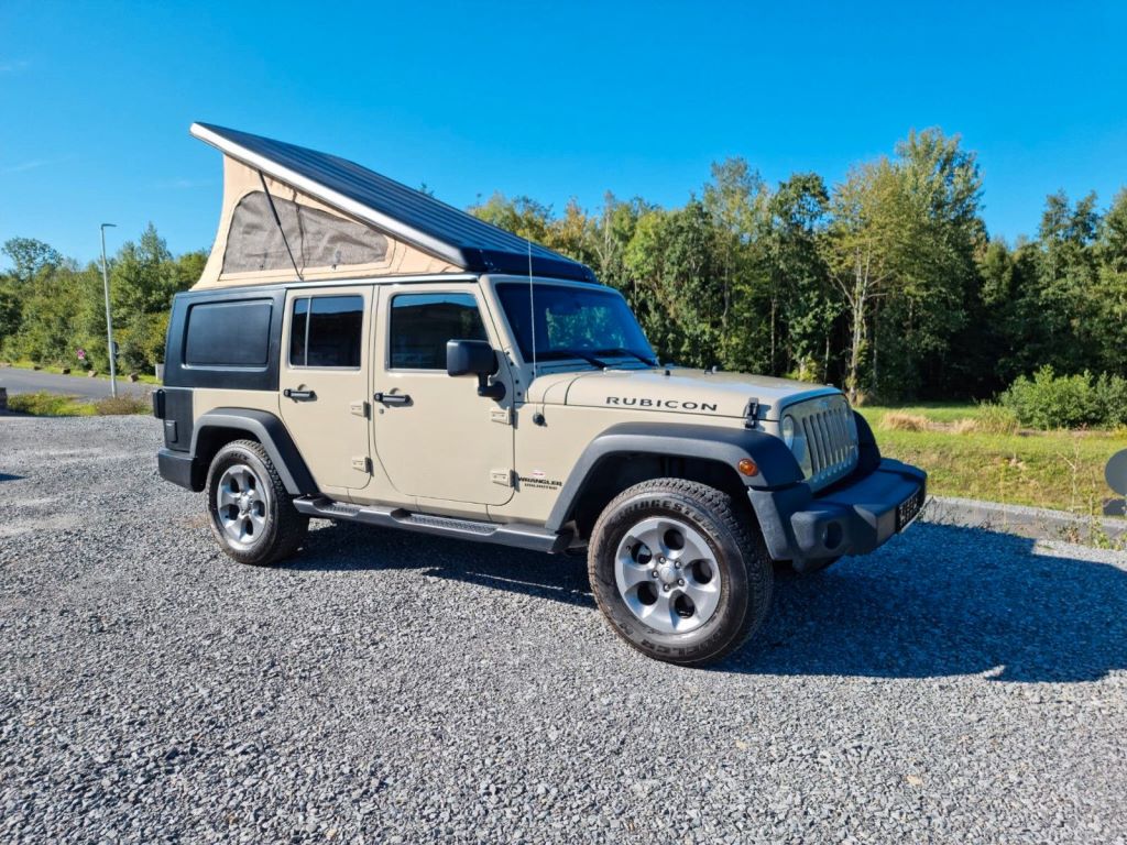 Beigefarbener Geländewagen mit Aufstelldach