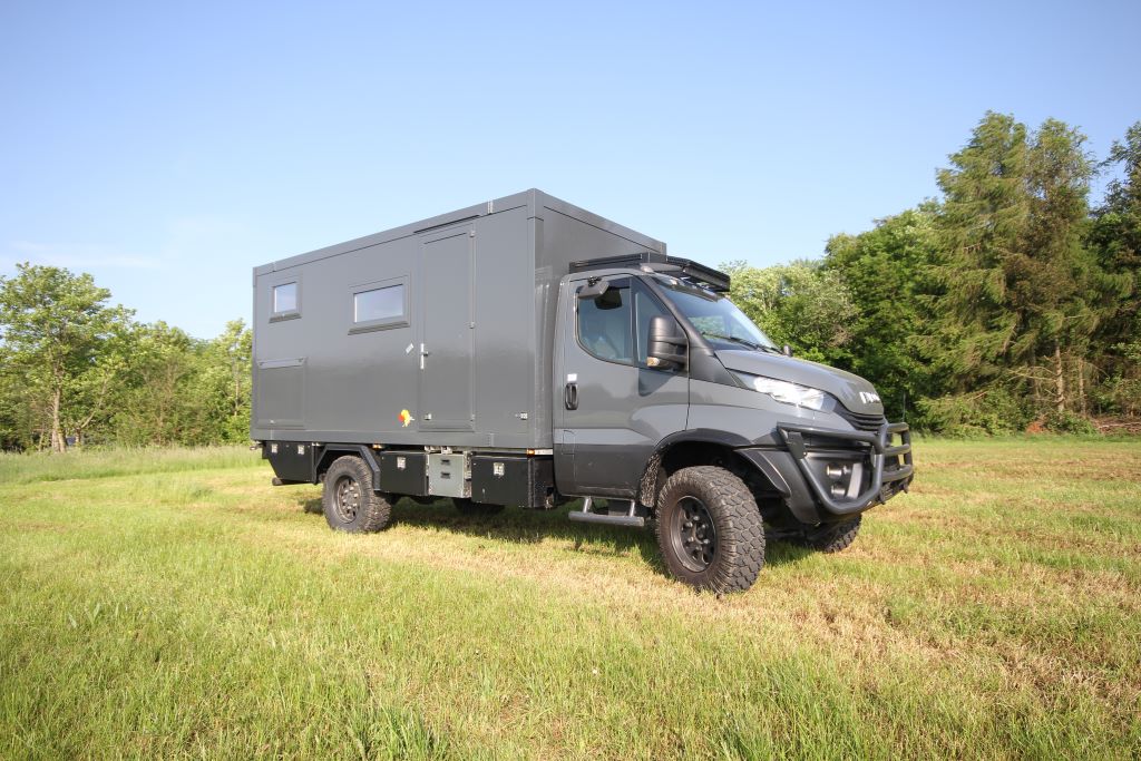 Grauer Expeditionstruck