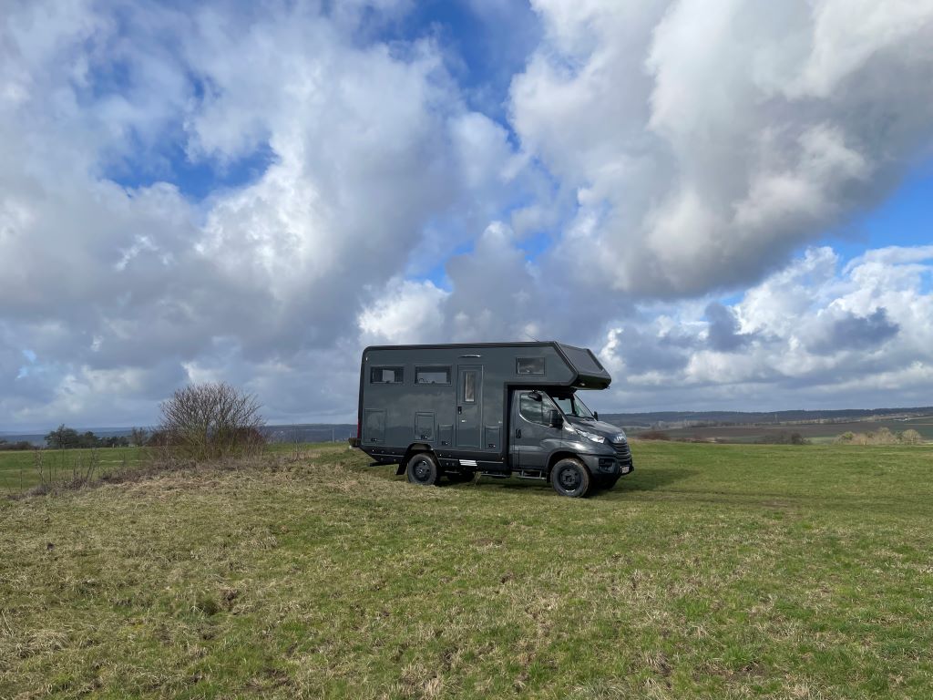 Expeditionsmobil mit Alkoven