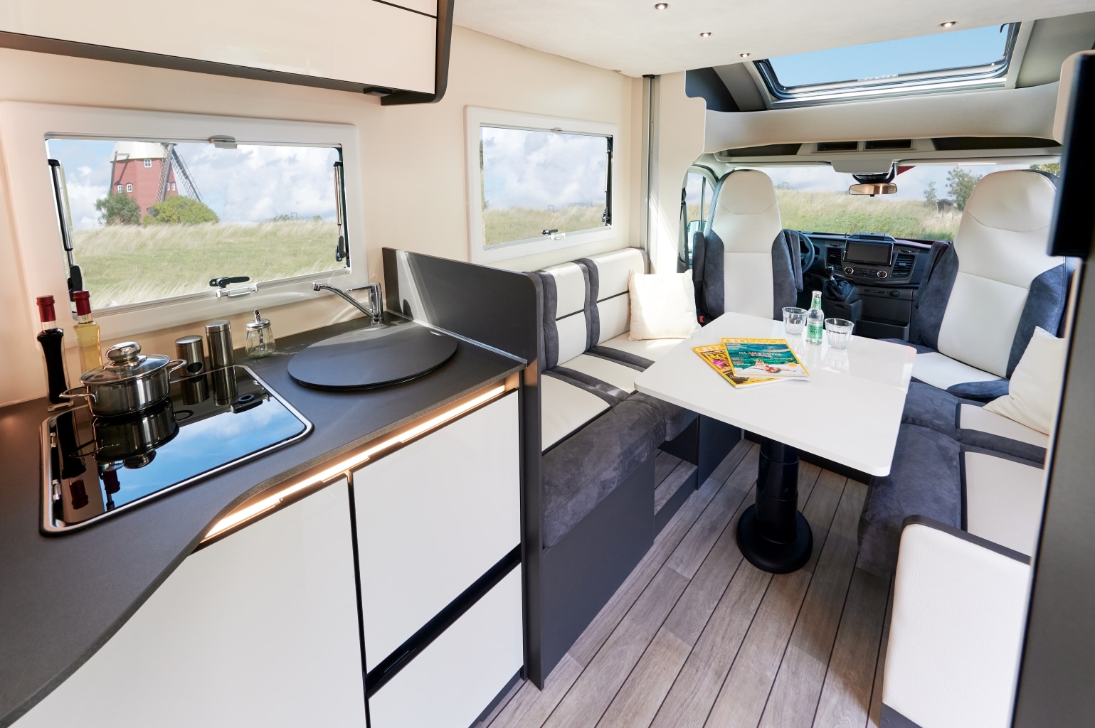 Forster T Coupé 639 LF Küche und Sitzmöglichkeiten