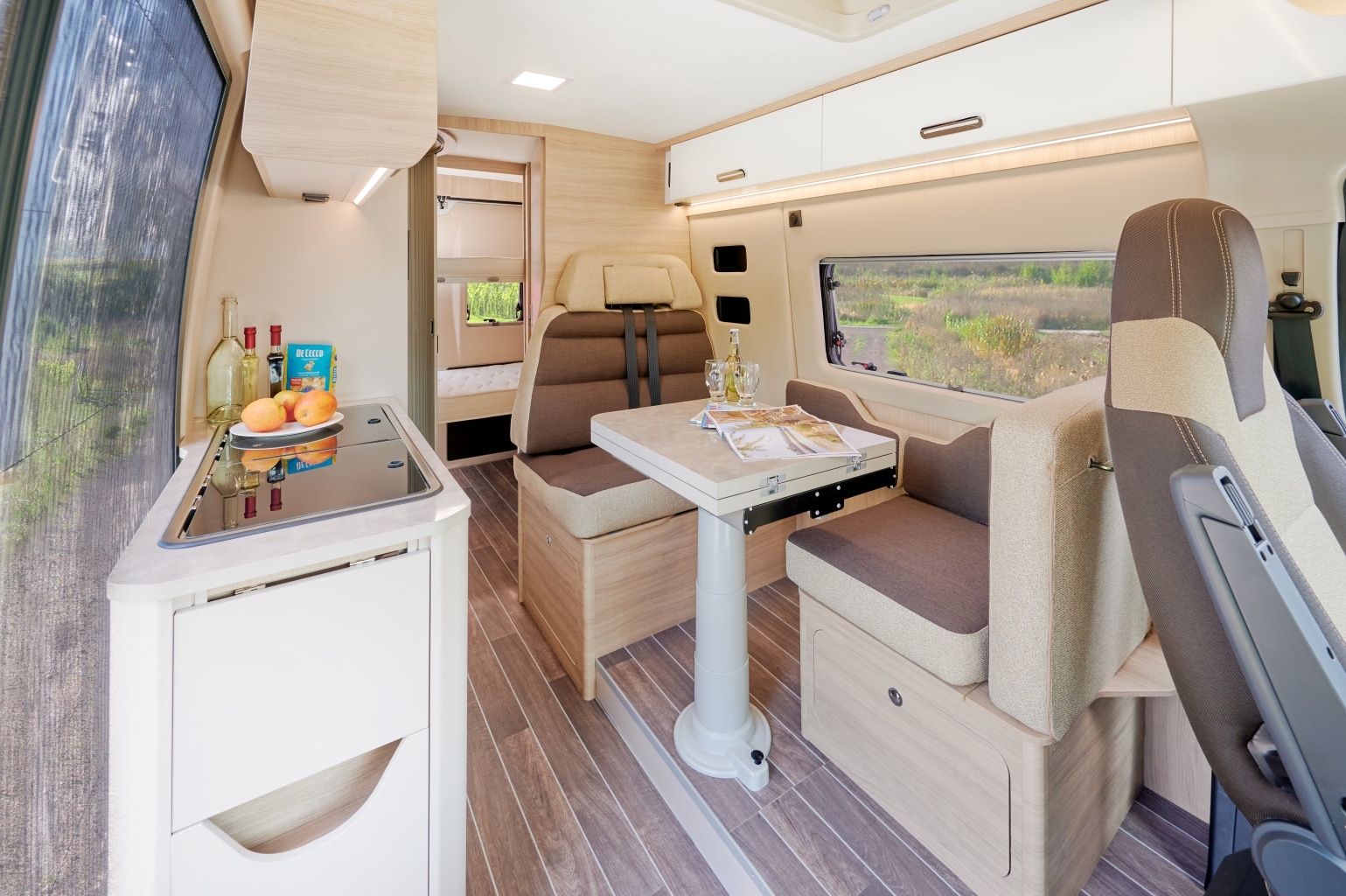 Forster V599 VB5, Blick in den Wohnraum mit Tisch und Küche