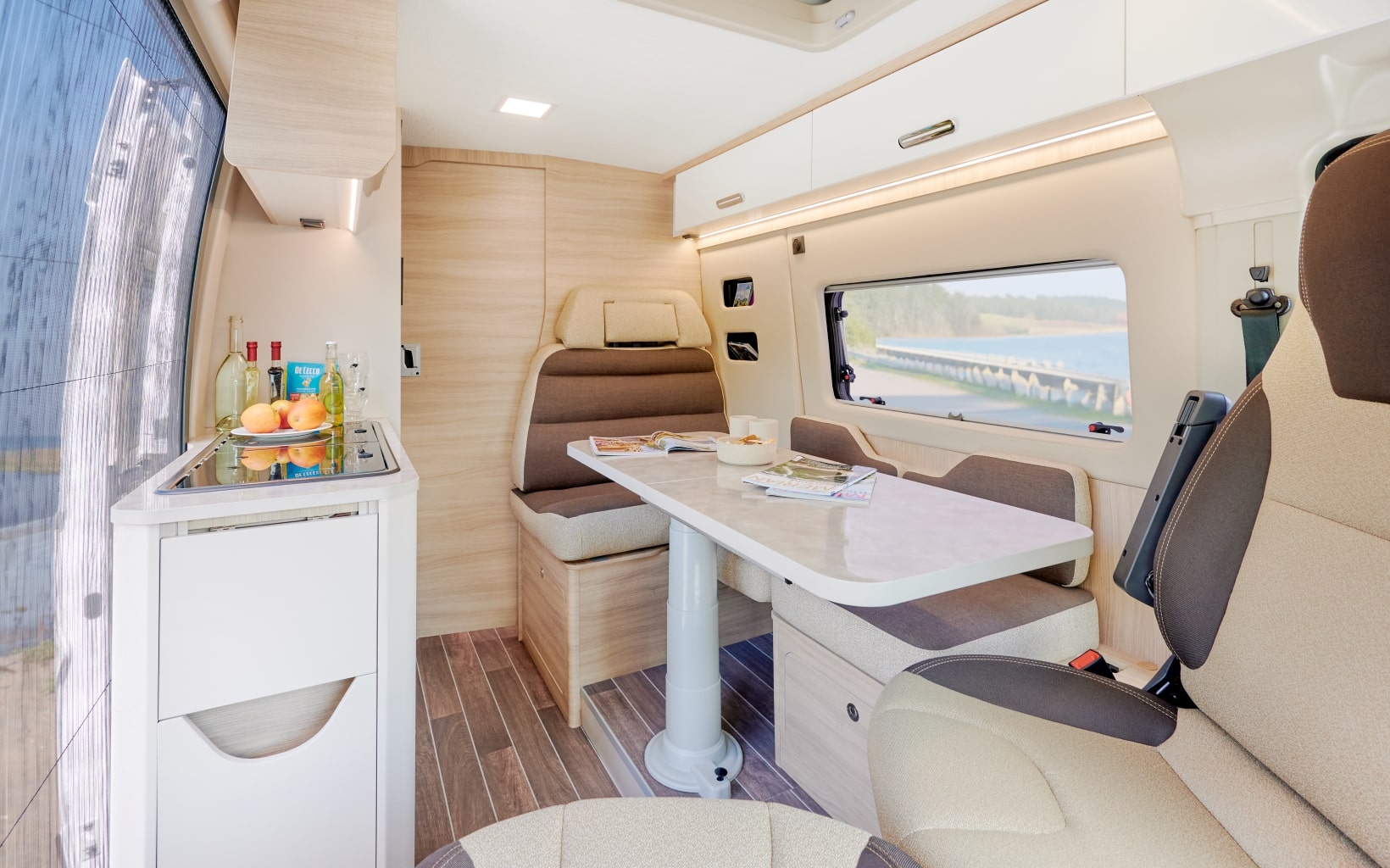 Forster V599 VB5, Blick in den Wohnraum mit ausgeklapptem Tisch