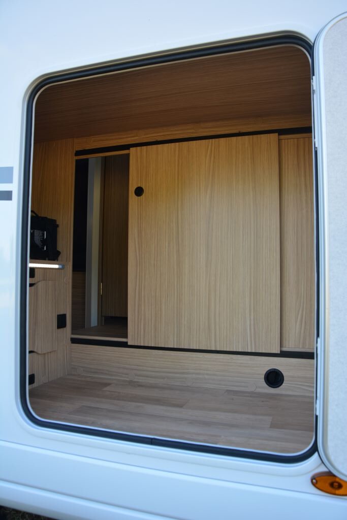 Pilote P720U Blick in den Stauraum hinter dem Beifahrersitz