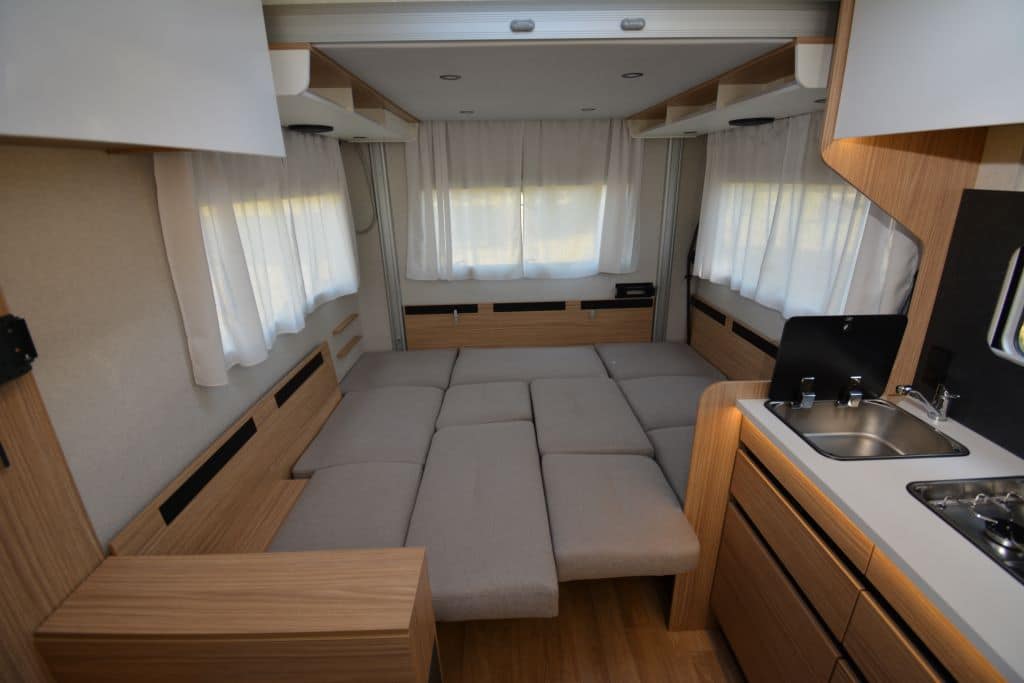 Pilote P720U Sitzgruppe die zu Schlafplatz umgebaut wird