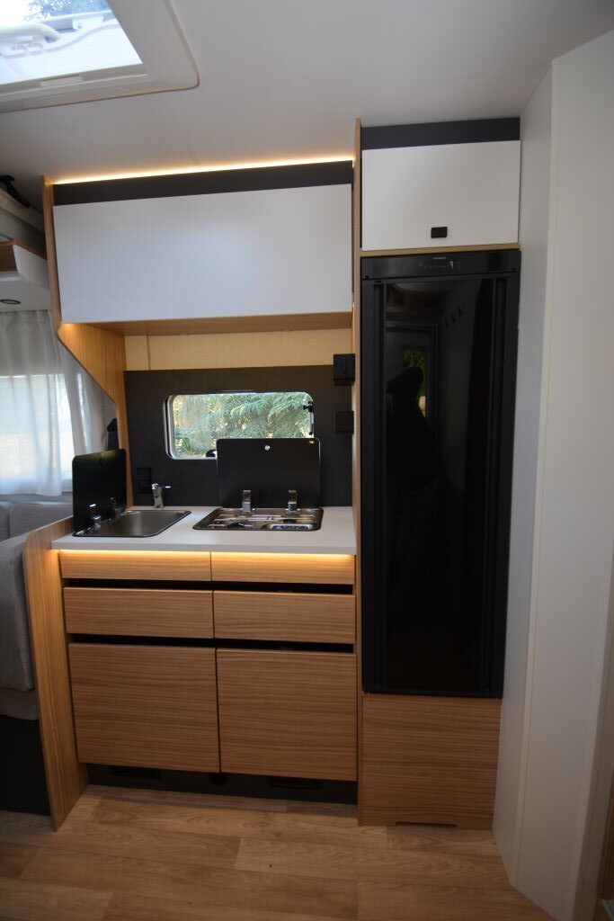 Pilote P720U Küche mit Gasherd, Spüle und separatem Kühlschrank