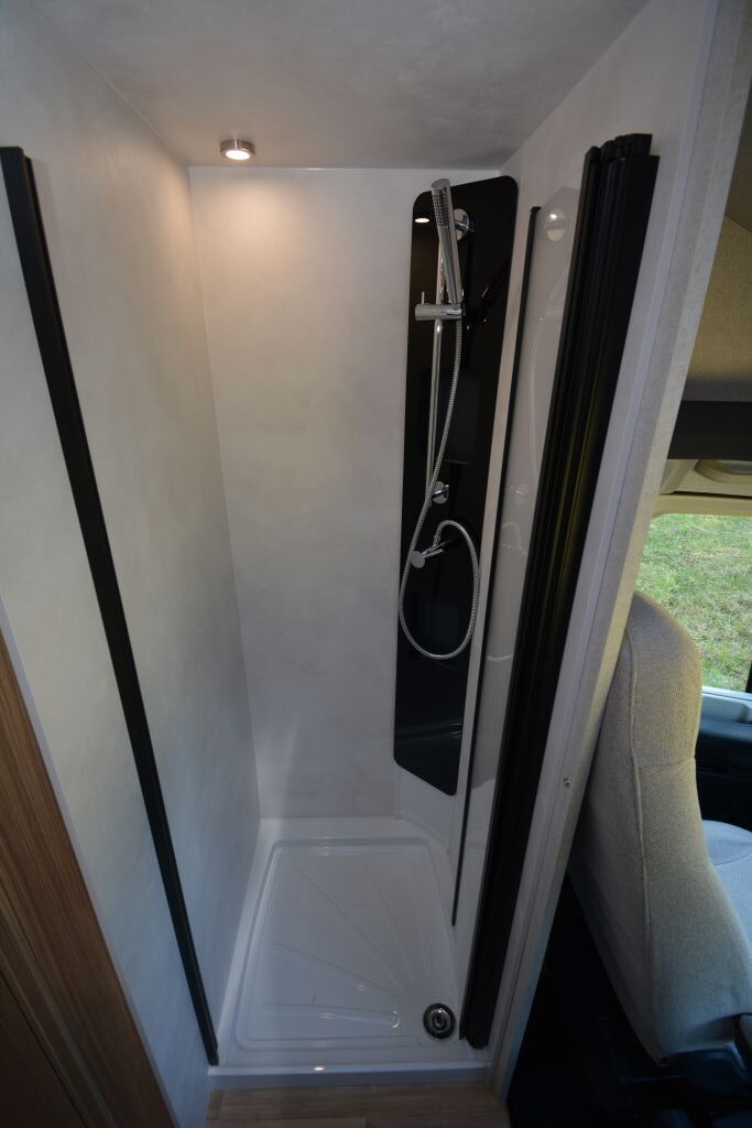 Pilote P720U Bad mit separater Dusche