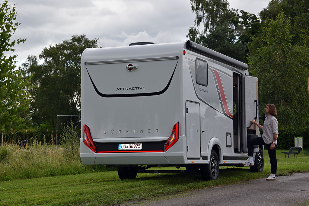 Redakteur begutachtet neues Reisemobil mit durchgezogener Lichtleiste vom Hersteller Bürstner